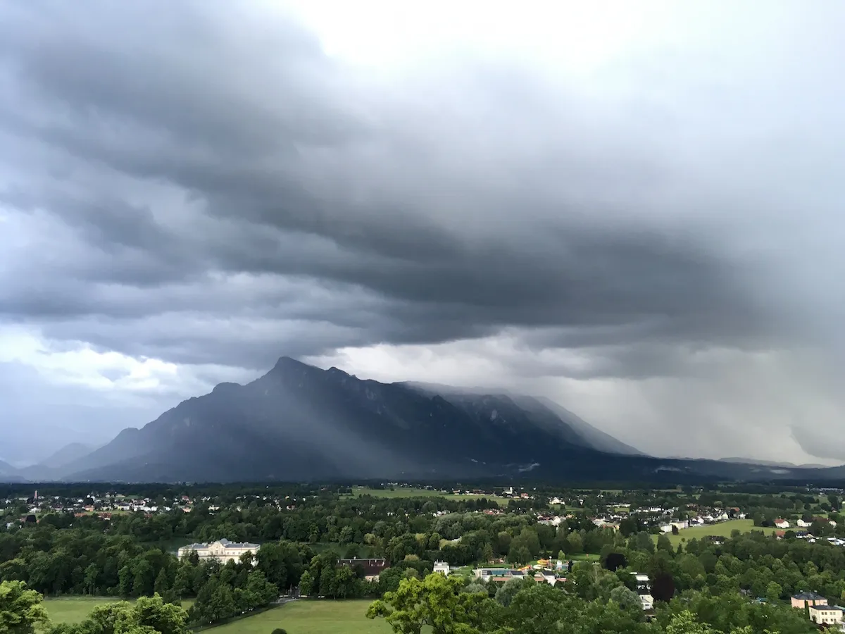 Blick auf Berge und eine Gewitterwolke